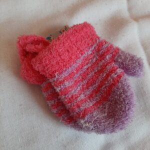 Rękawiczki niemowlęce na sznurku